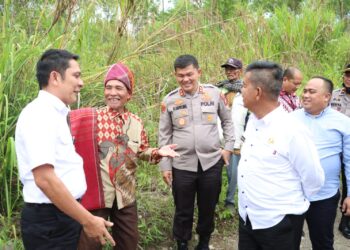 Abetnego Panca Putra Tarigan  saat berdialog dengan masyarakat Lamtoras, dan melihat secara langsung permasalahan konflik lahan antara masyarakat Sihaporas dengan PT. Toba Pulp Lestari (TPL).