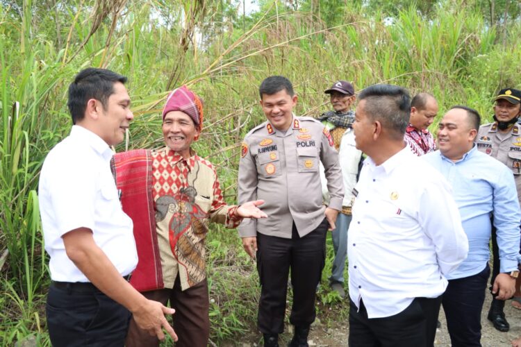 Abetnego Panca Putra Tarigan  saat berdialog dengan masyarakat Lamtoras, dan melihat secara langsung permasalahan konflik lahan antara masyarakat Sihaporas dengan PT. Toba Pulp Lestari (TPL).