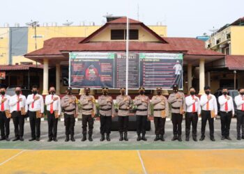 Foto bersama Kapolres Pematang Siantar, AKBP Fernando SH, S. I. K, usai menyerahkan piagam penghargaan kepada 16 personil yang berprestasi, Senin (5/9/2022) pagi tadi,  pukul 08.00 WIB, di lapangan apel Polres Pematang Siantar.