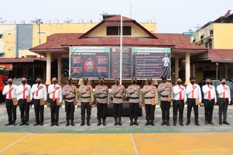 Foto bersama Kapolres Pematang Siantar, AKBP Fernando SH, S. I. K, usai menyerahkan piagam penghargaan kepada 16 personil yang berprestasi, Senin (5/9/2022) pagi tadi,  pukul 08.00 WIB, di lapangan apel Polres Pematang Siantar.