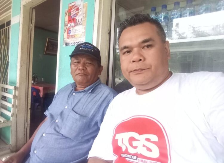 Marudut Simanjuntak ( pakai topi ) yang merupakan tulang kandung Brigadir Josua Hutabarat saat foto bersama Ir. Parlaungan Simanjuntak, Ketua Tuan Guntar Simanjuntak Wilayah Siantar – Simalungun, di Tarabunga Balige, Kabupaten Toba.