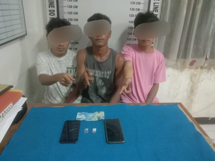 Foto ketiga pelaku dam barang bukti sabu saat diamankan di kantor Polisi.