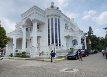 Penggeledahan rumah bandar judi online Apin BK (Foto: Aminoer Rasyid)