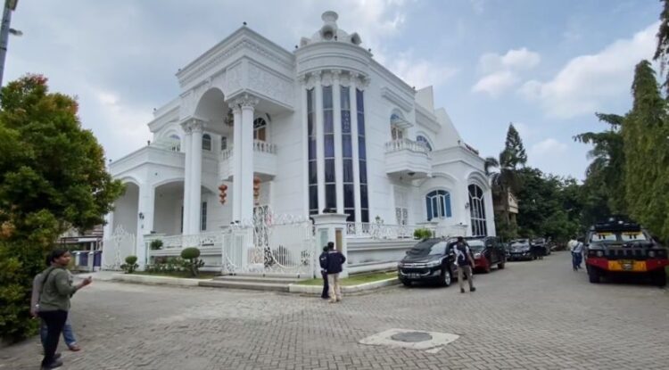 Penggeledahan rumah bandar judi online Apin BK (Foto: Aminoer Rasyid)