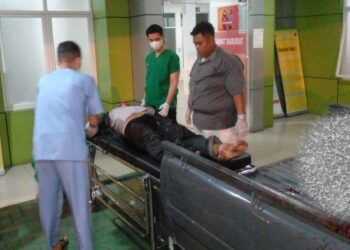 Suami bacok istri di Jalan Mandala By Pass. Pelaku dan korban saat dibawa ke RS Bhayangkara Medan. HO