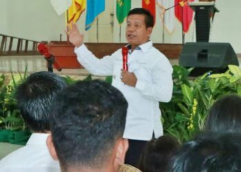 Bupati Simalungun saat memberikan kata sambutan di acara Pengenalan Kehidupan Kampus Bagi Mahasiswa  Baru (PKKMB) Universitas Simalungun (USI) Tahu Akademik  2022/2023, di Auditorium Radjamin Purba USI, Senin (3/10/2022).