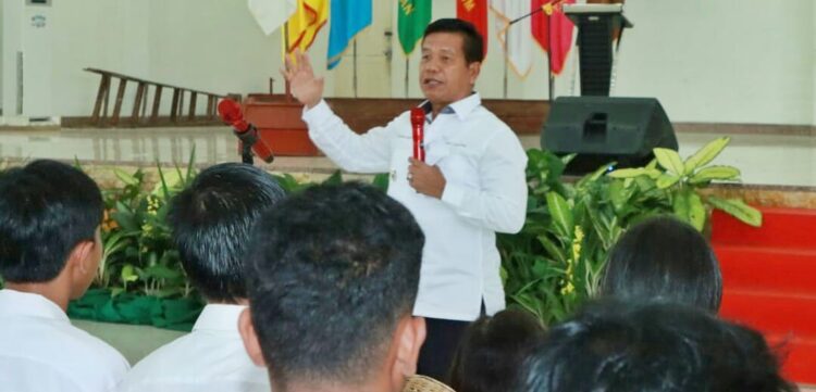 Bupati Simalungun saat memberikan kata sambutan di acara Pengenalan Kehidupan Kampus Bagi Mahasiswa  Baru (PKKMB) Universitas Simalungun (USI) Tahu Akademik  2022/2023, di Auditorium Radjamin Purba USI, Senin (3/10/2022).