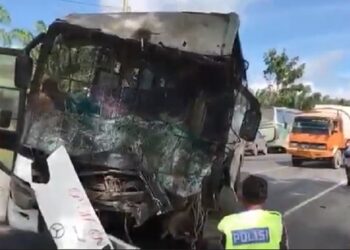 Bus PMS Tabrak Truk Tangki di Jalinsum Torgamba Labusel, 1 Penumpang Tewas, Sopir Kabur (Foto: iNews/Randi Kurniawan)