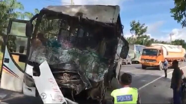 Bus PMS Tabrak Truk Tangki di Jalinsum Torgamba Labusel, 1 Penumpang Tewas, Sopir Kabur (Foto: iNews/Randi Kurniawan)