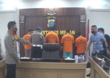 Tiga anggota polisi yang ditangkap tim gabungan Satreskrim dan Propam Polrestabes Medan, karena kasus perampasan motor, terancam dipecat. Foto/iNews TV/Adi Palapa Harahap
