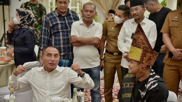 Gubernur Sumut Edy Rahmayadi saat berbincang akrab dengan atlet MMA Jeka Saragih di rumah dinasnya, Jalan Sudirman Nomor 41 Medan, Senin (31/10/2022). (Foto : Istimewa)