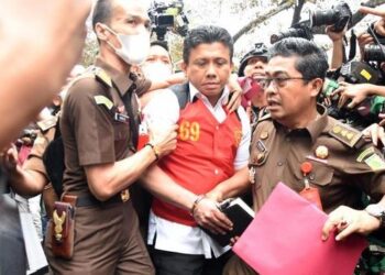 Ferdy Sambo membawa buku hitam yang akan diserahkannya ke Jaksa/Foto: Antara