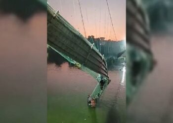 Jembatan gantung di Gujarat, India, runtuh pada Minggu petang. Sebanyak 91 orang tewas. Foto/Twitter via Russia Today