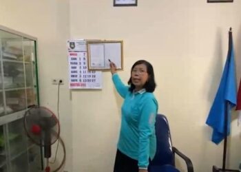 Foto: Kepsek SDN 111 Tirtoyoso menunjukkan ijazah Jokowi (tangkapan layar)