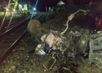Daihatsu Sigra dengan nopol BK 1696 FM terguling seusai ditabrak kereta api, Selasa (25/10/2022). TRIBUN MEDAN/HO