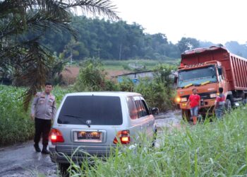 Melihat  truk tronton yang mengalami patah as, Kapolres Simalungun, AKBP Ronald F.C Sipayung, S.H., S.I.K., M.H, langsung melakukan pengaturan lalu lintas, di Jl. Saribu Dolok Marjandi, Kecamatan Panombean Panei, Kabupaten Simalungun, Sumatera Utara, Kamis (6/10/2022) sore, pukul 18.00 WIB.