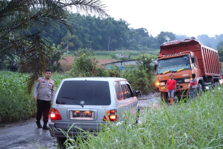 Melihat  truk tronton yang mengalami patah as, Kapolres Simalungun, AKBP Ronald F.C Sipayung, S.H., S.I.K., M.H, langsung melakukan pengaturan lalu lintas, di Jl. Saribu Dolok Marjandi, Kecamatan Panombean Panei, Kabupaten Simalungun, Sumatera Utara, Kamis (6/10/2022) sore, pukul 18.00 WIB.