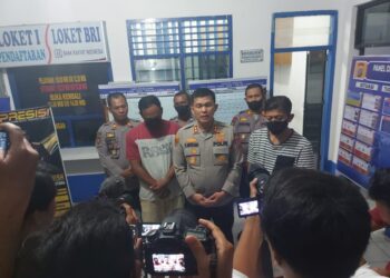 Kapolres Simalungun didampingi Kapolsek Bosar Maligas, AKP Restuadi SH saat menggelar klarifikasi kepada wartawan, di Kantor Sat Lantas Polres Simalungun, Kompleks Aspol, Jalan Sangnaualuh, Kota Siantar, Rabu (12/10/2022) malam, pukul 20.00 WIB.