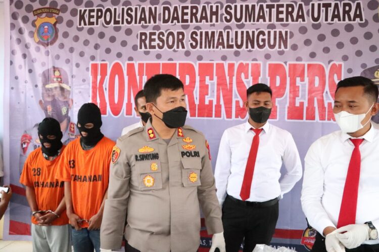 Kapolres Simalungun, AKBP Ronald Fredy C Sipayung, S.H., S.I.K., M.H, saat menggelar konferensi pers.