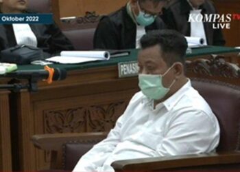Terdakwa Kuat Maruf menahan rasa kantuk saat Jaksa bacakan isi dakwaan di Pengadilan Negeri Jakarta Selatan, Senin (17/10/2022). (Kompas TV)