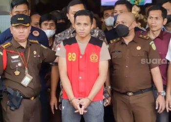 Tersangka kasus pembunuhan Brigadir J Richard Eliezer dihadirkan saat proses pelimpahan berkas perkara tahap dua kasus di Gedung Kejaksaan Agung, Jakarta Selatan, Rabu (5/10/2022). [Suara.com/Alfian Winanto]