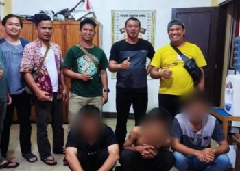 Ketiga pelaku pencurian di rumah mantan anggota DPRD Pematangsiantar saat ditangkap polisi. (Foto : Ist)