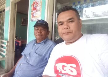 Marudut Simanjuntak ( pakai topi ) yang merupakan tulang kandung Brigadir Josua Hutabarat saat foto bersama Ir. Parlaungan Simanjuntak, Ketua Tuan Guntar Simanjuntak Wilayah Siantar – Simalungun, di Tarabunga Balige, Kabupaten Toba.