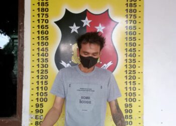 Foto pelaku RT memegang barang bukti yang diamankan Polsek Perdagangan.