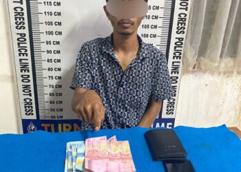 Foto pelaku saat menunjuk barang bukti.