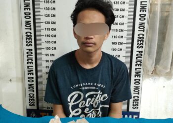 Foto pelaku dan barang bukti ganja saat diamankan di kantor Polisi.