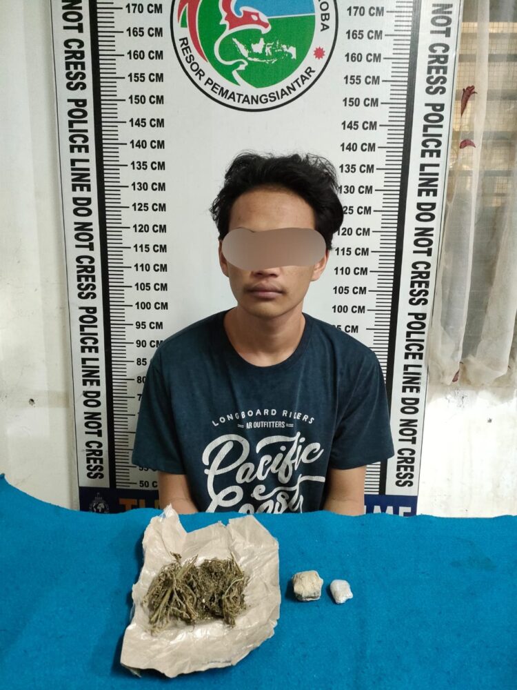 Foto pelaku dan barang bukti ganja saat diamankan di kantor Polisi.