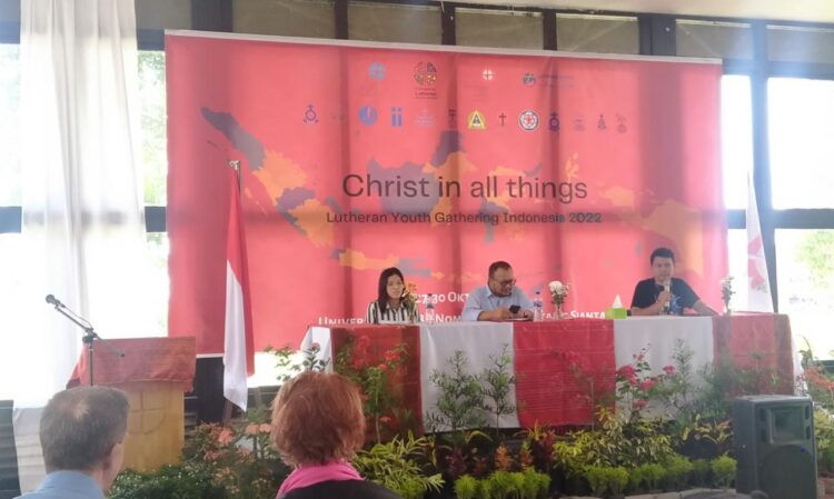 Ketua DPC GAMKI Kota Pematang Siantar, M.Pd (tengah) ikut memotivasi para peserta "Youth Gathering Lutheran Indonesia 2022” yaitu para pemuda Gereja – gereja Lutheran” saat didaulat menjadi pembicara, Sabtu (29/10/2022), di Menza Universitas HKBP Nommensen Pematang Siantar, jalan Sangnaualuh Pematang Siantar.