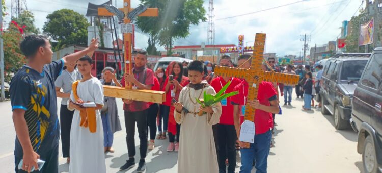 Pawai OMK Paroki St Fidelis Dolok Sanggul berpawai beriring mengusung salib dan berbaris dan mengenakkan ulos Batak.