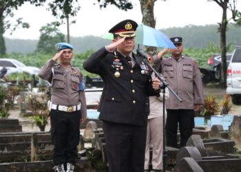 Kapolres Simalungun saat pimpin upacara pemakaman Almarhum AIPTU Arie Kismono.