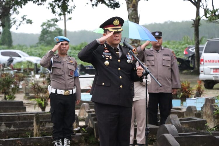 Kapolres Simalungun saat pimpin upacara pemakaman Almarhum AIPTU Arie Kismono.