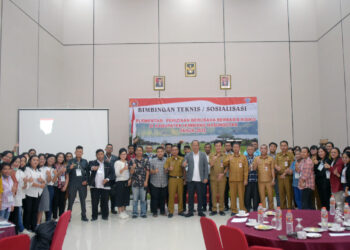 Foto bersama disela acara.