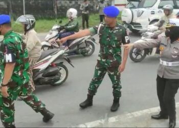 Foto: TKP anggota TNI dan istrinya tewas ditabrak putrinya sendiri di Balikpapan, Kaltim. (dok. Istimewa)