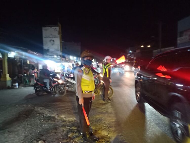 Kapolres Simalungun, AKBP Ronald F.C Sipayung, S.H, S.I.K., M.H, bersama beberapa pejabat utama Polres Simalungun tampak ikut mengatur arus lalu lintas, di Jalur Lintas Siantar-Medan, Minggu (9/10/2022) malam lalu, sekira pukul 19.30 WIB.