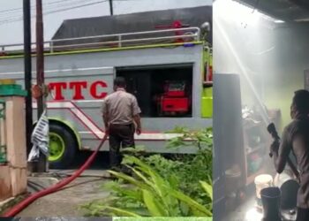 Mobil Damkar PT. STTC  saat memadamkan api.