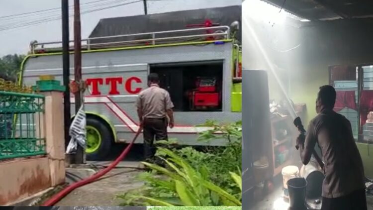 Mobil Damkar PT. STTC  saat memadamkan api.