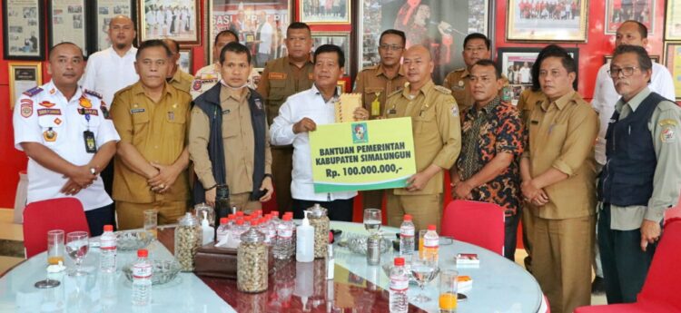 Bupati Simalungun menyerahkan bantuan sebesar Rp 100 juta kepada Bupati Taput, Nikson Nababan, didampingi Wakil Ketua DPRD Taput, Riguel Simajuntak dan Sekda Taput, Indra Simaremare, Senin (10/10/2022).