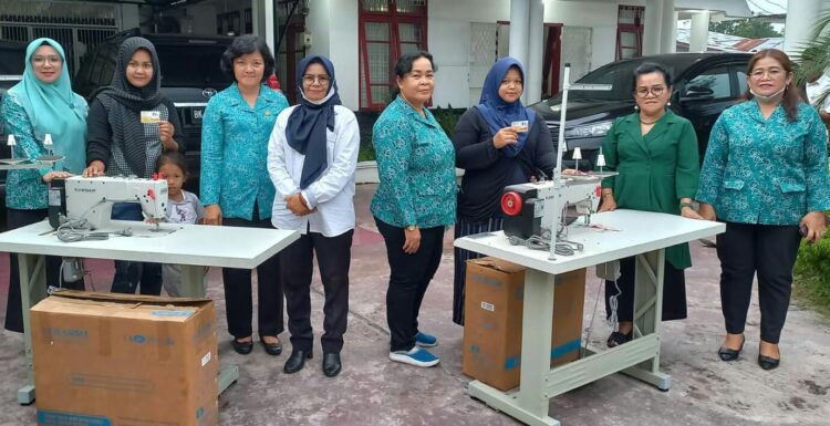 TP PKK Kabupaten Simalungun saat memberikan bantuan dua unit mesin jahit kepada pelaku UKM.