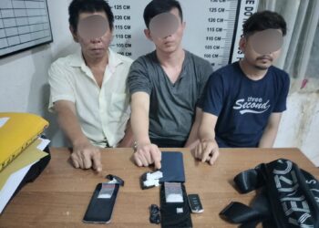 Foto ketiga tersangka dan barang bukti sabu saat diamankan di kantor Polisi.