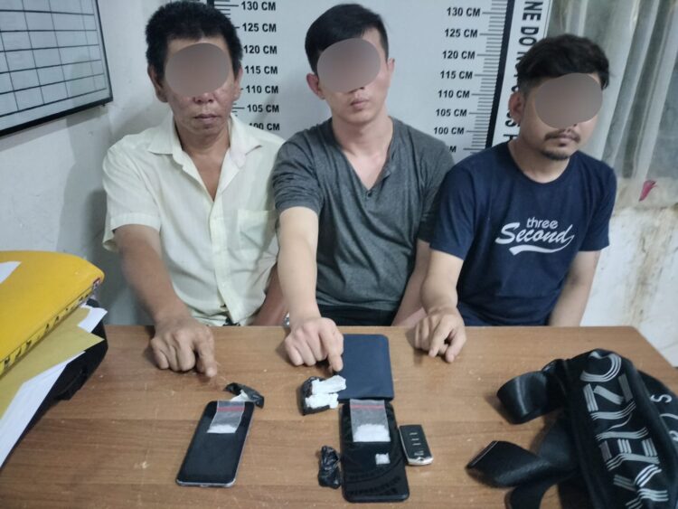 Foto ketiga tersangka dan barang bukti sabu saat diamankan di kantor Polisi.