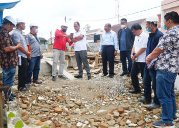 Bupati Humbahas, Dosmar Banjarnahor SE, saat tinjau progres pembangunan Mall Pelayanan Publik (MPP), di  Jalan Sisingamangaraja Doloksanggul, Sabtu (29/10/2022), lalu.