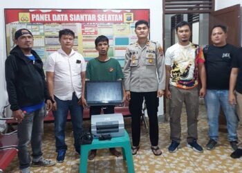 Foto pelaku dan barang bukti saat diamankan di Polsek Siantar Selatan.