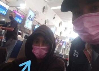 Calon penumpang yang meninggal di ruang tunggu Bandara Kualanamu (kiri) sewaktu menunggu keberangkatan. (Foto : Ist)