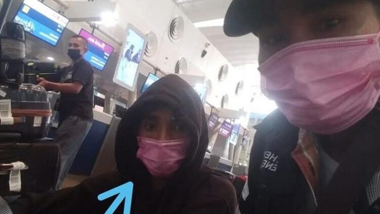 Calon penumpang yang meninggal di ruang tunggu Bandara Kualanamu (kiri) sewaktu menunggu keberangkatan. (Foto : Ist)