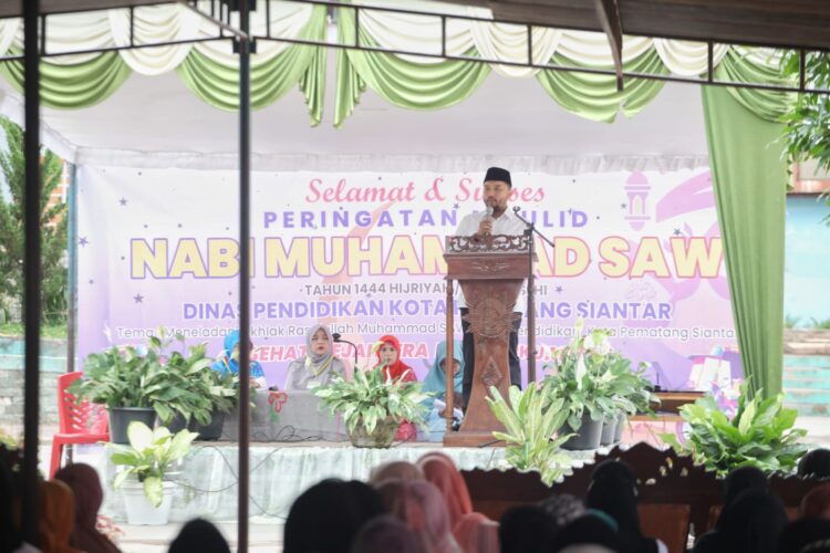 Kepala Bagian Kesejahteraan Rakyat (Kabag Kesra) Lahiri Amri G Hasibuan STTP MAP saat menghadiri peringatan Maulid Nabi Muhammad SAW Tahun 1444 Hijrah/2022 Masehi yang digelar Disdik Kota Pematang Siantar, di SMP Negeri 1 Pematang Siantar, Rabu (12/10/2022), pukul 09.00 WIB.