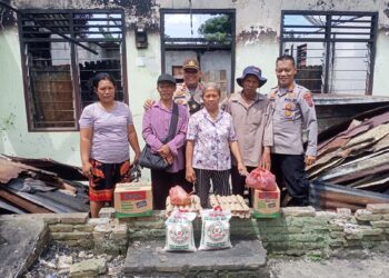 Kapolsek Bangun, AKP L.S Gultom SH, memberikan bantuan sembako kepada warga korban kebakaran rumah yang terletak di jalan Murni Huta VI, Nagori Rambung Merah, Kecamatan Siantar, Kabupaten Simalungun, Jumat (21/10/2022) pagi tadi, pukul 10.00 WIB.